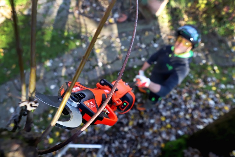 Cordless pruning shears: new Forestal in the Sabart range